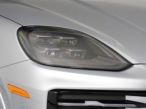 Used 2025 Porsche Cayenne S image 28