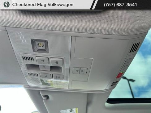 Used 2023 Volkswagen Tiguan SE w/ Panoramic Sunroof Package FWD image 18