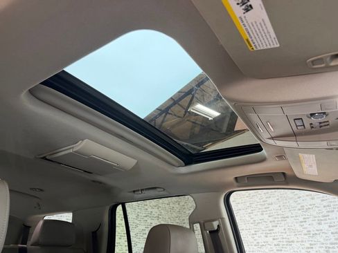 Used 2018 GMC Yukon SLT w/ Premium Edition image 11