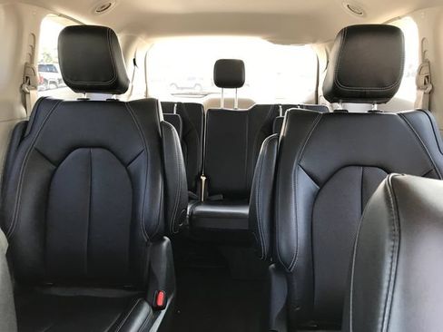 Used 2024 Chrysler Pacifica Limited FWD image 9