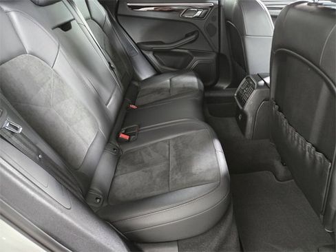 Used 2021 Porsche Macan image 21