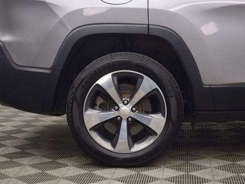 Used 2019 Jeep Cherokee Limited image 32