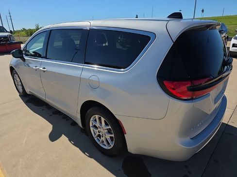 Used 2024 Chrysler Pacifica Touring-L FWD image 7