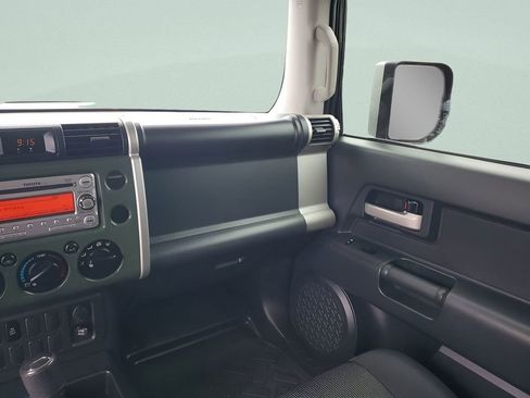 Used 2014 Toyota FJ Cruiser 2WD w/ Convenience Package image 3