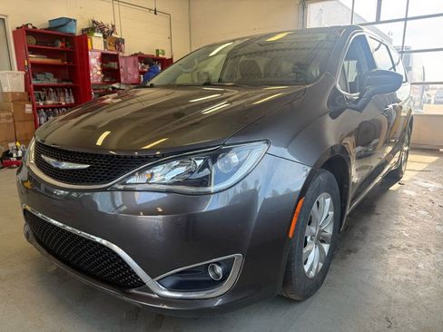 Used 2018 Chrysler Pacifica Touring Plus image 7