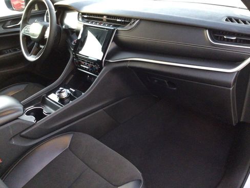 Used 2024 Jeep Grand Cherokee Altitude image 30