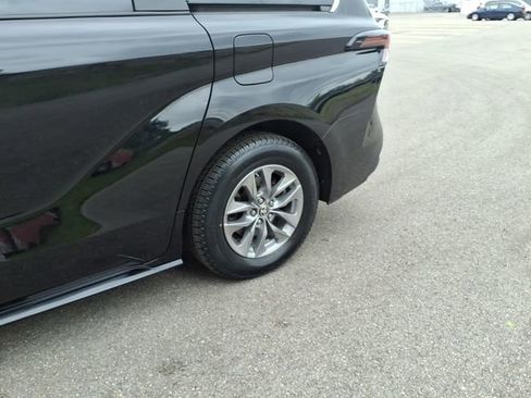 Certified 2024 Toyota Sienna LE FWD image 5