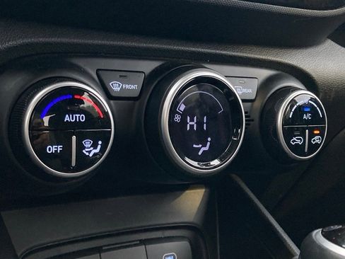 Used 2025 Hyundai Venue SEL image 25