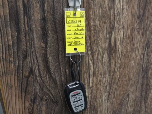 Used 2025 Chrysler Pacifica Limited FWD image 28