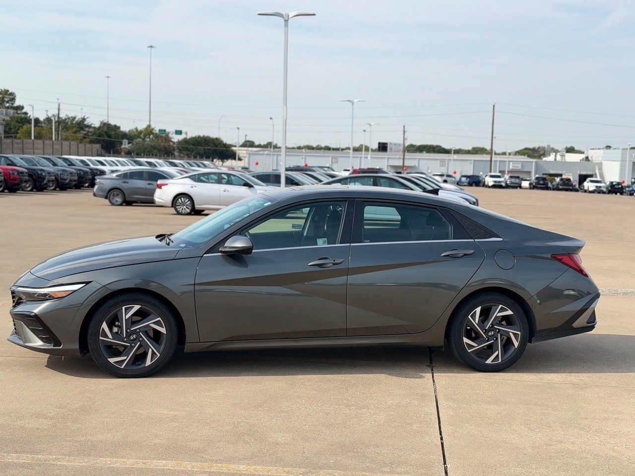 Used 2025 Hyundai Elantra SEL FWD image 4