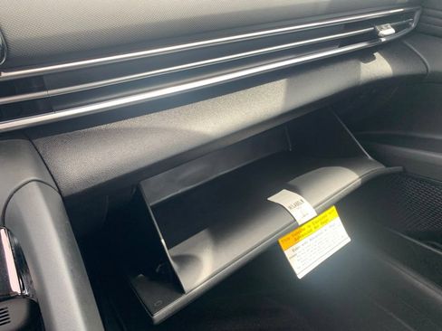 Certified 2025 Hyundai Elantra Limited FWD image 26