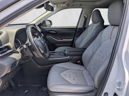 Used 2023 Toyota Highlander Bronze Edition FWD image 16