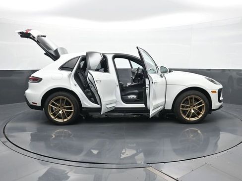 Certified 2025 Porsche Macan AWD/4WD image 34