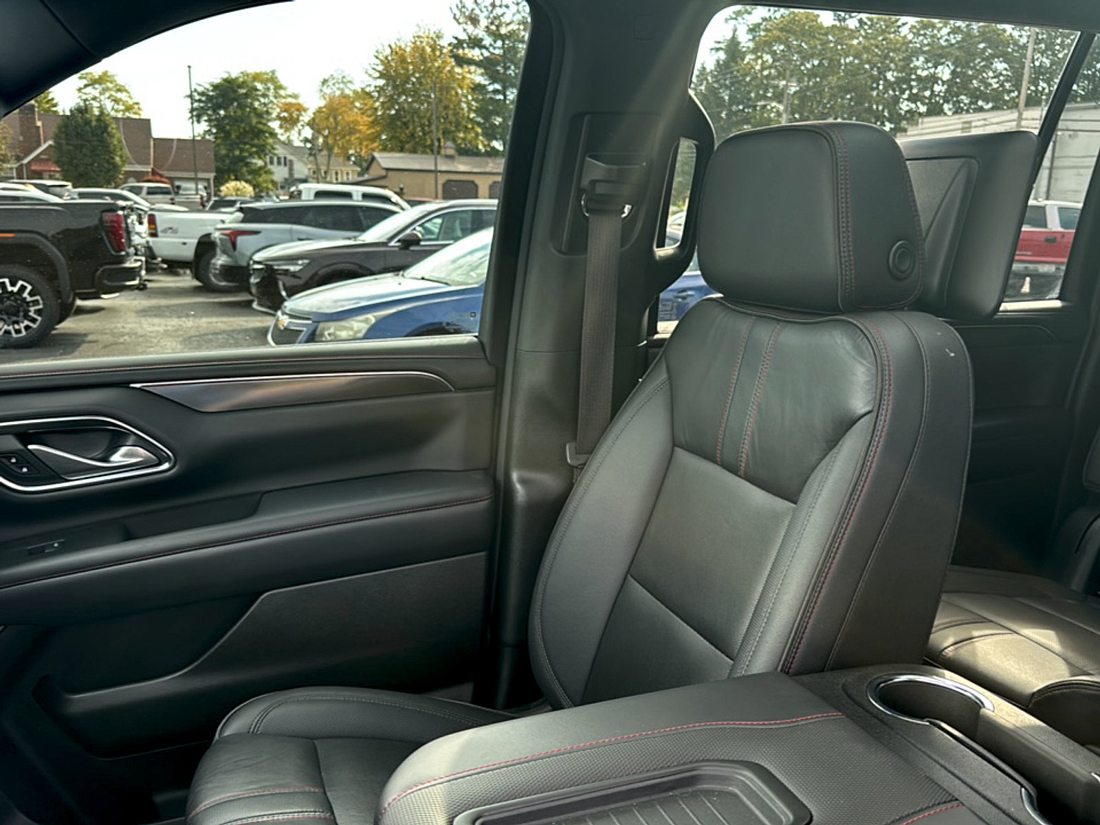 Used 2022 Chevrolet Suburban RST w/ Luxury Package AWD/4WD image 8