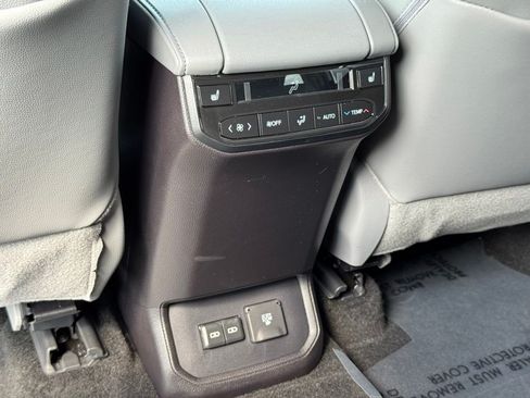 Used 2025 Toyota Highlander Platinum AWD/4WD image 38