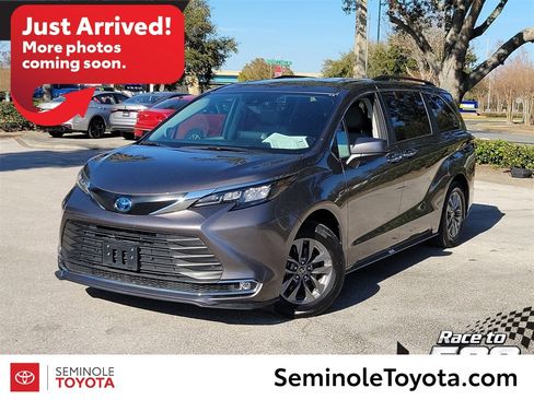 Used 2024 Toyota Sienna XLE image 1