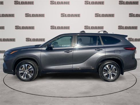 Used 2023 Toyota Highlander XLE image 2