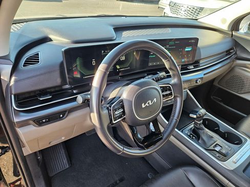 Used 2025 Kia Carnival FWD image 25
