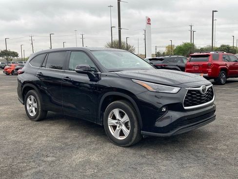 Used 2025 Toyota Highlander LE image 3