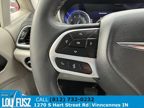 Used 2023 Chrysler Pacifica Touring-L image 18