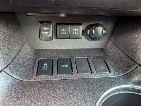 Used 2018 Toyota Highlander SE FWD image 18