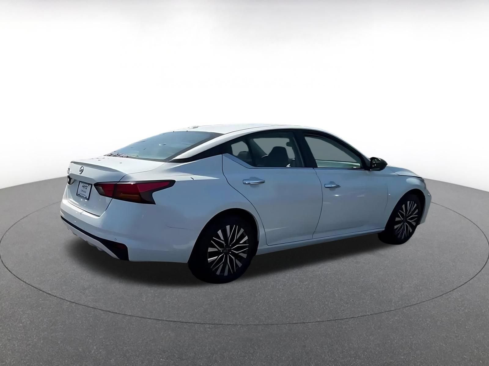 Used 2025 Nissan Altima 2.5 SV FWD image 14