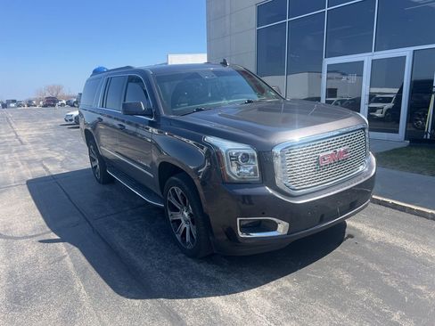 Used 2017 GMC Yukon XL SLT w/ Premium Edition AWD/4WD image 10