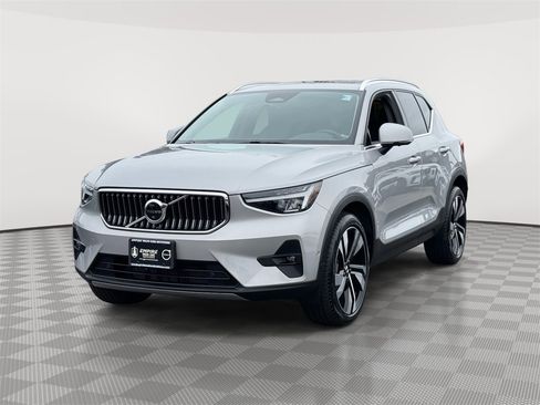 Certified 2023 Volvo XC40 B5 Plus w/ Protection Package Premier image 2