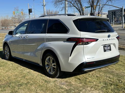 Used 2025 Toyota Sienna Limited image 9