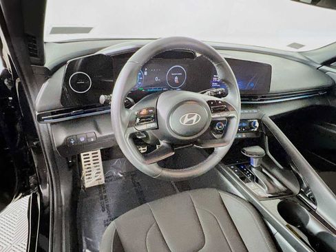 Certified 2025 Hyundai Elantra SEL image 11