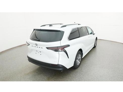 New 2026 Toyota Sienna XLE image 8