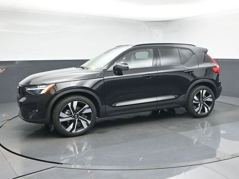 Used 2024 Volvo XC40 B5 Plus w/ Climate Package image 4