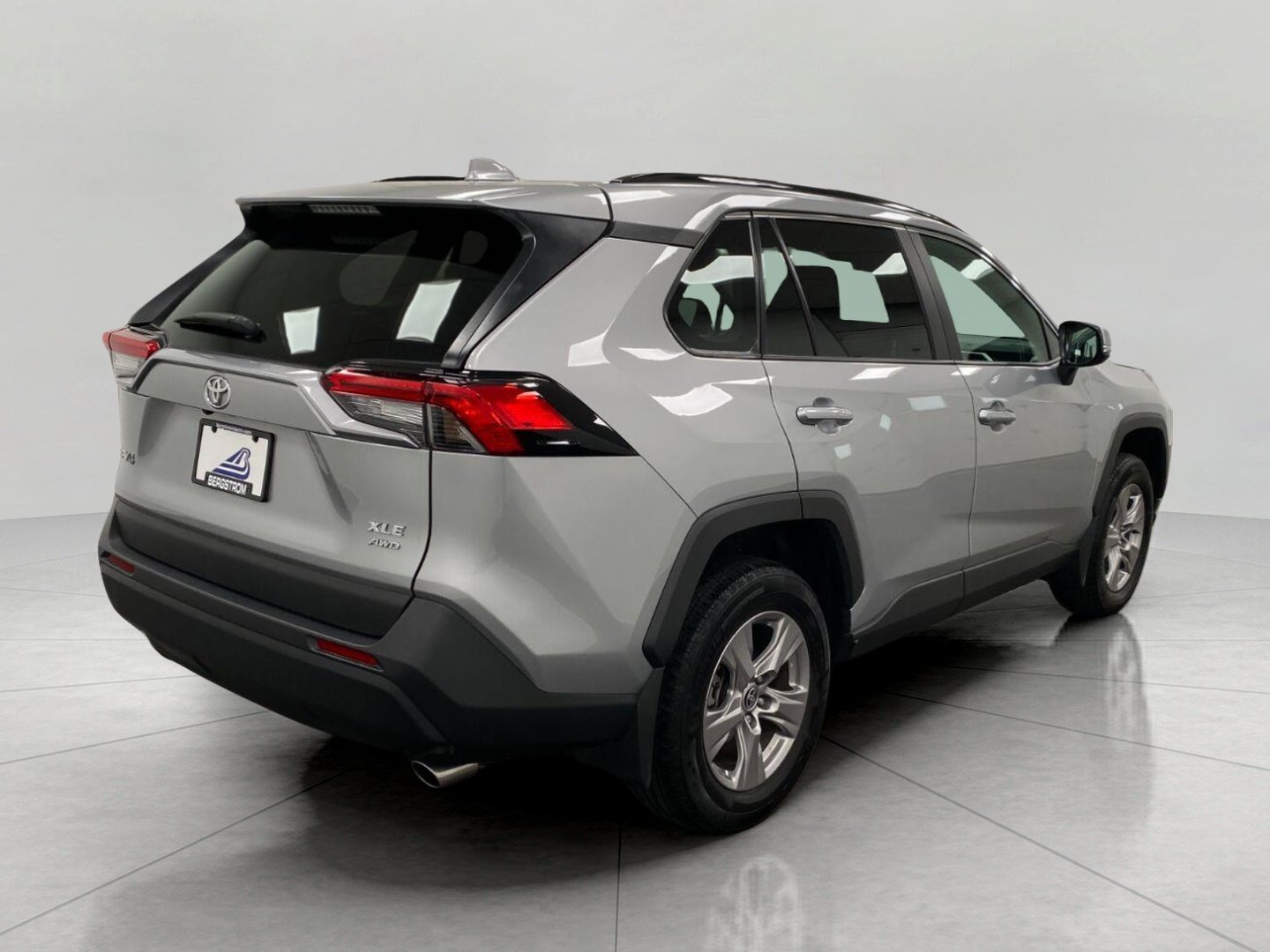Used 2025 Toyota RAV4 XLE AWD/4WD image 4