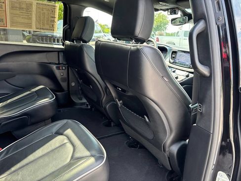 Used 2025 Chrysler Pacifica Limited FWD image 16