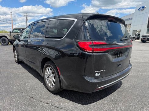 Used 2024 Chrysler Pacifica Touring-L FWD image 3