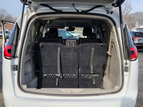 Used 2022 Chrysler Pacifica Touring-L image 29