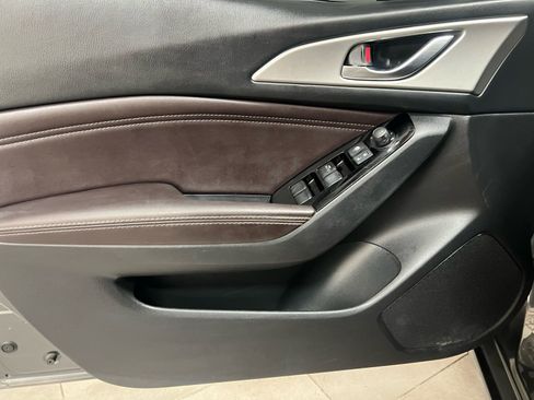 Used 2017 MAZDA MAZDA3 Touring image 17
