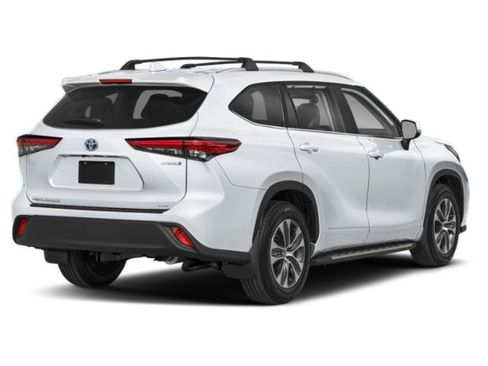 Used 2025 Toyota Highlander XLE AWD/4WD image 2