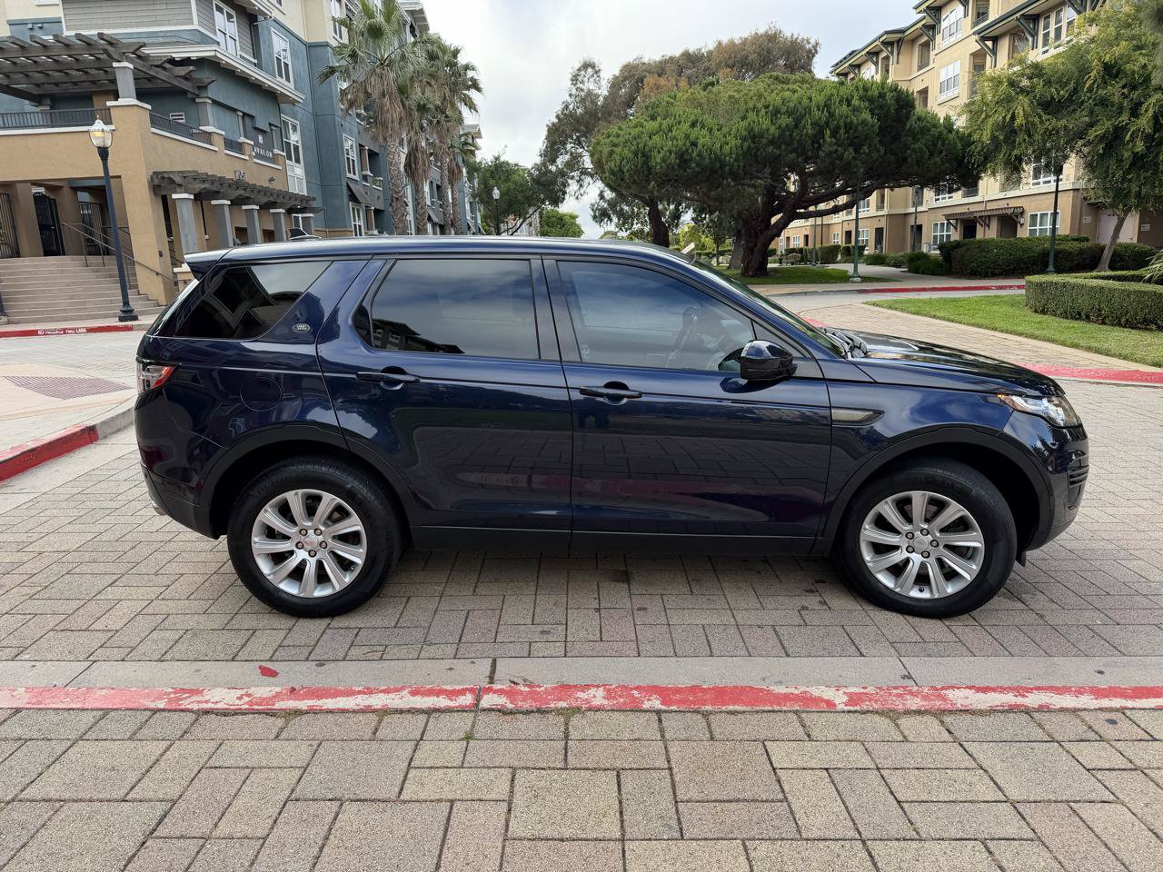 Used 2016 Land Rover Discovery Sport SE AWD/4WD image 10