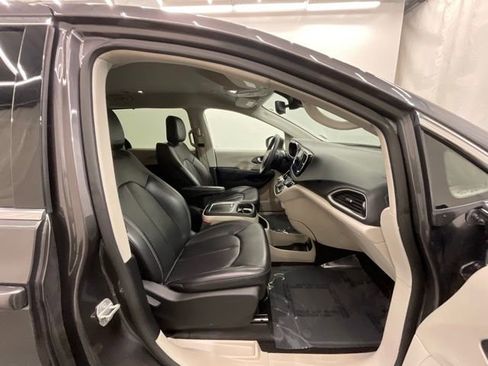 Used 2023 Chrysler Pacifica Touring-L FWD image 23