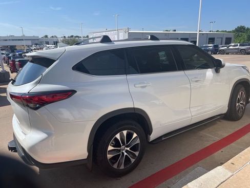 Used 2020 Toyota Highlander XLE AWD/4WD image 5