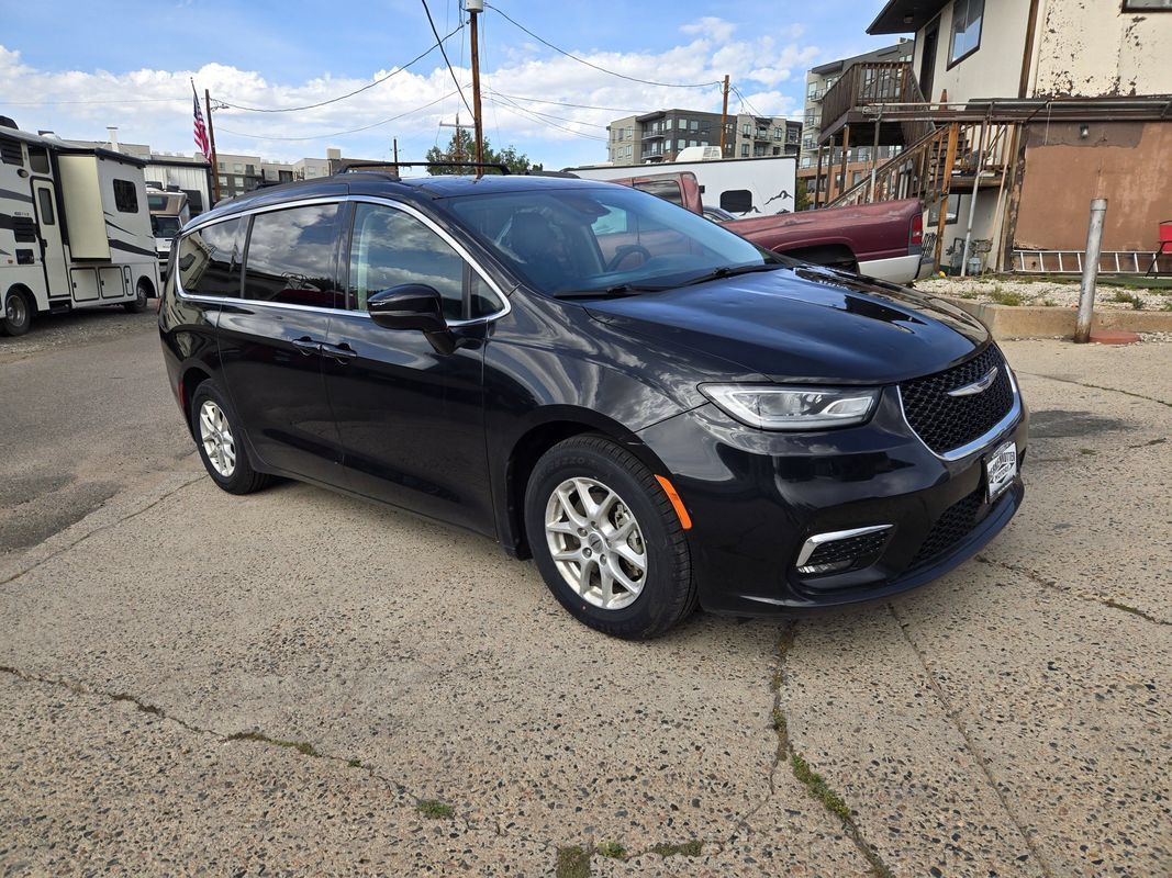 Used 2022 Chrysler Pacifica Touring-L FWD image 2