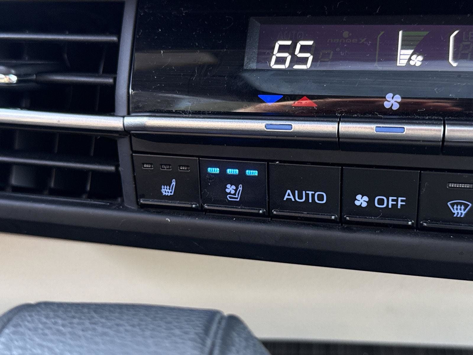Used 2022 Toyota Sienna Platinum AWD/4WD image 25