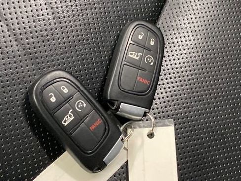 Used 2017 Jeep Cherokee Overland w/ Technology Group AWD/4WD image 41