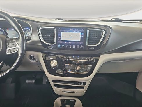 Used 2020 Chrysler Pacifica Touring-L w/ Advanced Safetytec Group image 15