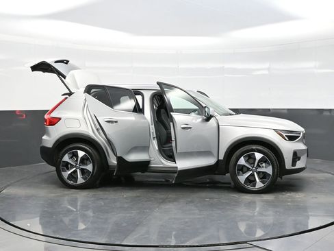Used 2025 Volvo XC40 B5 Plus image 38
