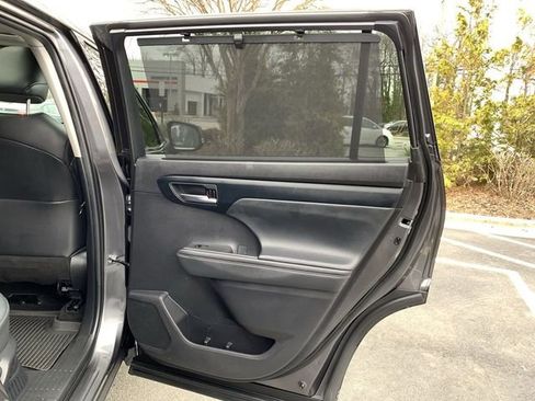 Used 2022 Toyota Highlander XLE image 11
