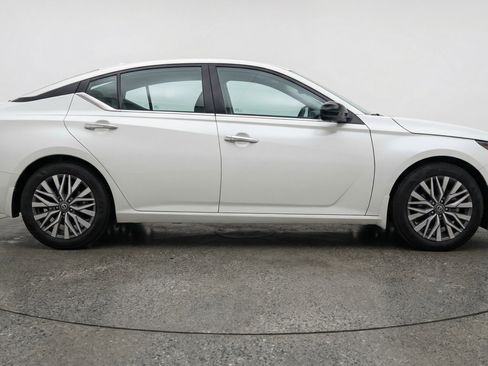 Used 2025 Nissan Altima 2.5 SV FWD image 11
