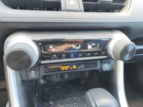 Used 2022 Toyota RAV4 LE AWD/4WD image 11