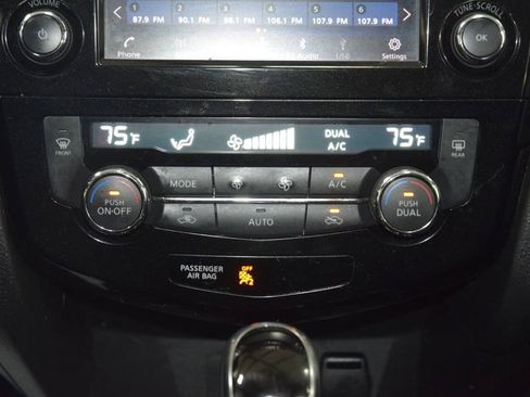 Used 2018 Nissan Rogue SV AWD/4WD image 32